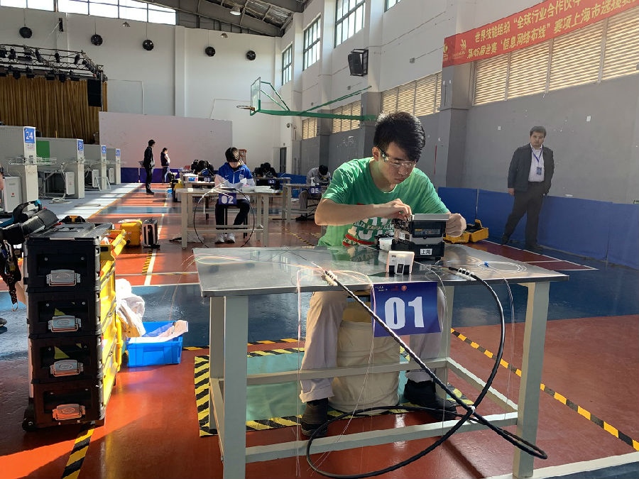 光纤竞速比赛中
